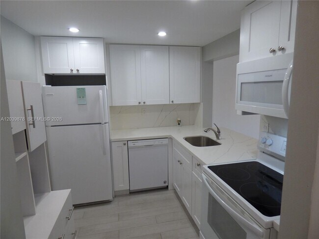 Building Photo - 9631 SW 77th Ave