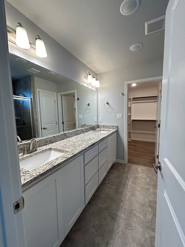 Building Photo - 2032 Twin Falls Dr