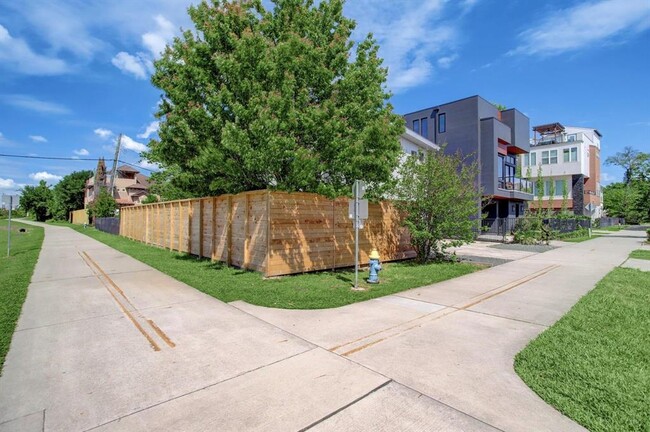 Building Photo - 705 Nicholson St