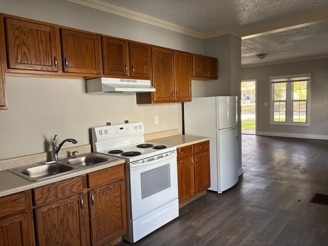 Building Photo - Charming 3-Bedroom Home Near the Park – Pe...