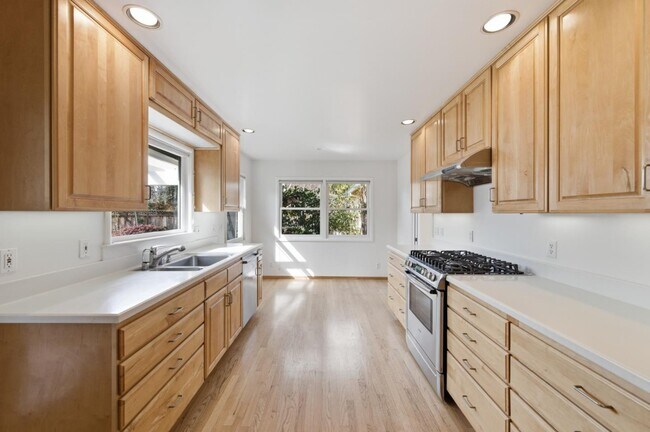 Building Photo - 8 Patricia Pl