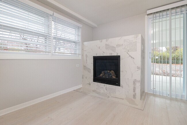 Building Photo - Gorgeous fully updated 3 bed 3 bath near KU Campus!