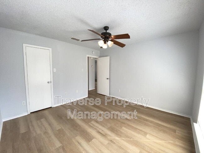 Building Photo - 209 Hickory Springs Dr