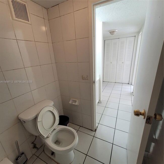 Building Photo - 5100 SW 41st St