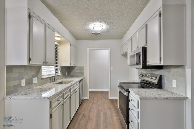 Building Photo - 4350 Bluebonnet Ct