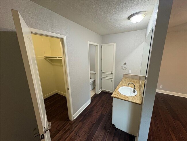 Building Photo - 10106 Missel Thrush Dr