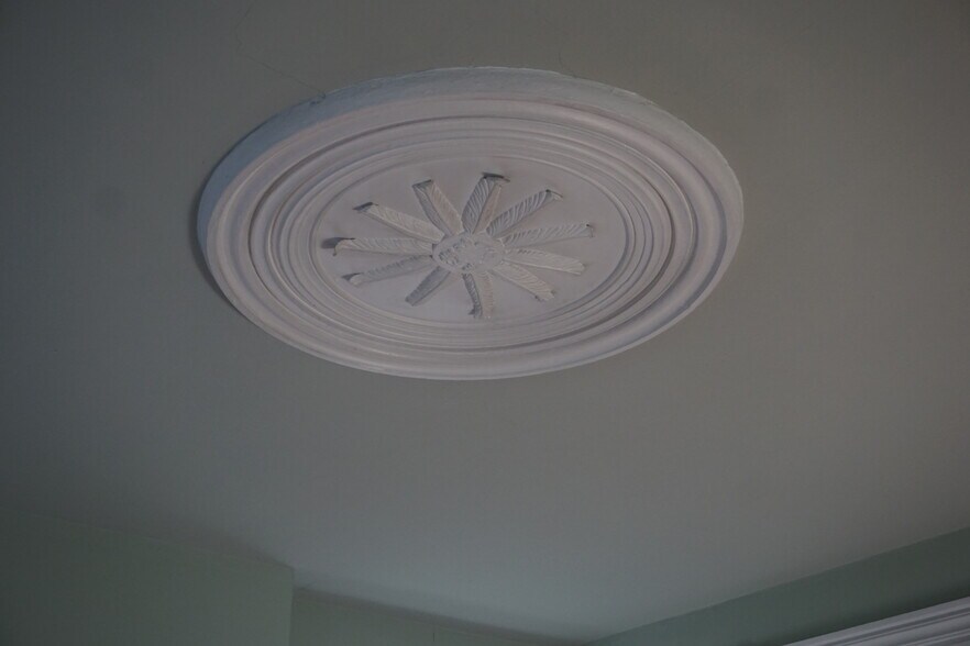 Ceiling Medallion in Livingroom - 117 S Church St