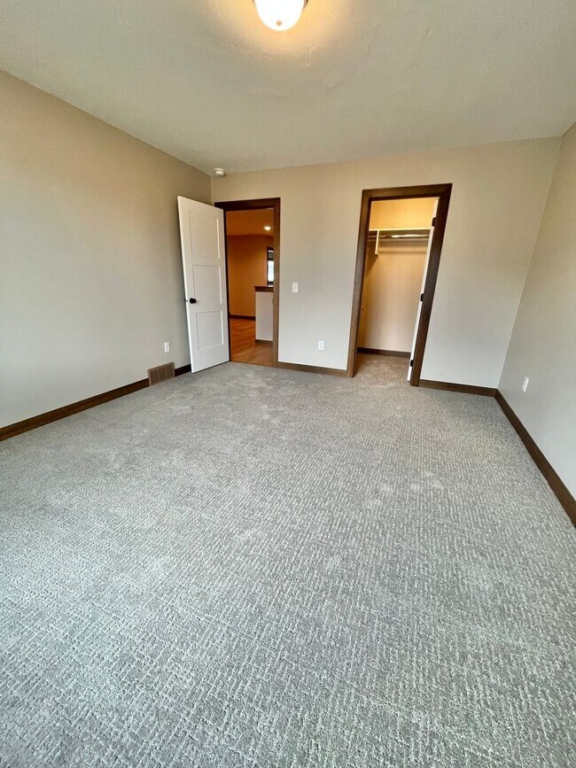 Building Photo - 5 Bed/2.5 Bath Twinhome For Rent!!