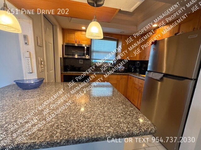 Building Photo - 651 Pine Dr