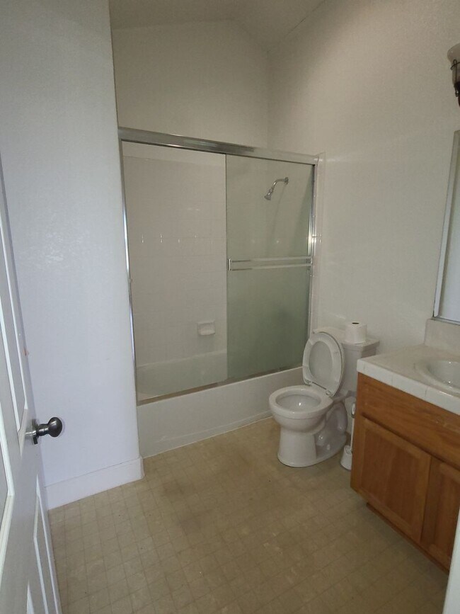 Building Photo - Beautiful Tri-Level Home in Hercules