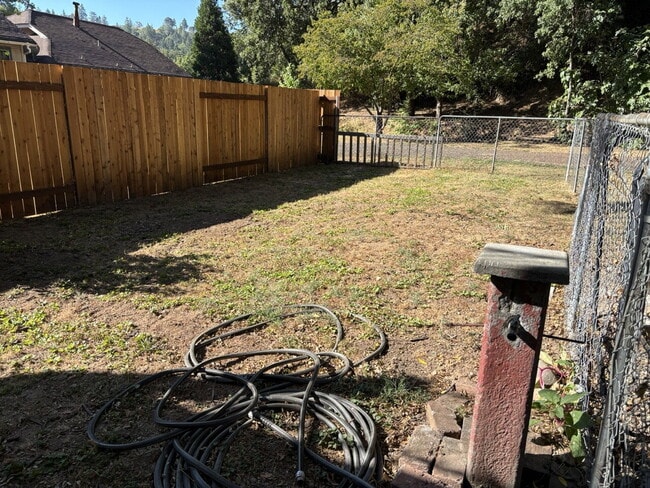 Building Photo - Recently remodeled vintage home in the hea...