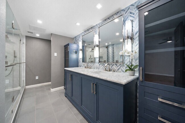 Building Photo - 8954 Chatsworth Dr