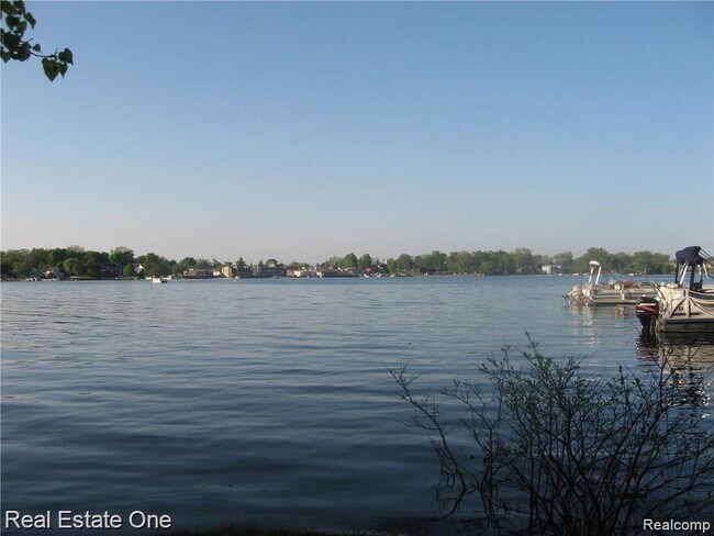 Building Photo - 44700 Bayview Dr