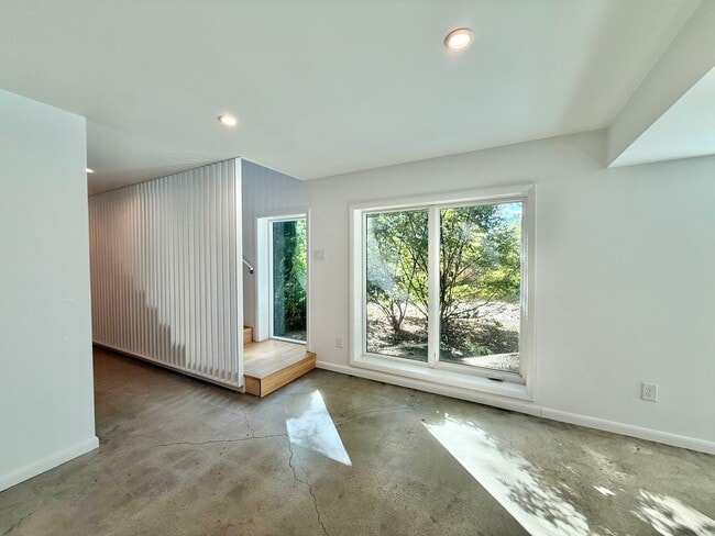 Building Photo - Luxurious 4BD, 3BA Raleigh Home with Fence...