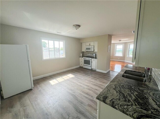 Building Photo - 37 Old Oak Ave