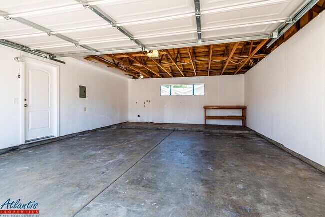 Building Photo - 5535/5537 Lean Ave
