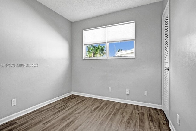 Building Photo - 949 SE 10th Ct