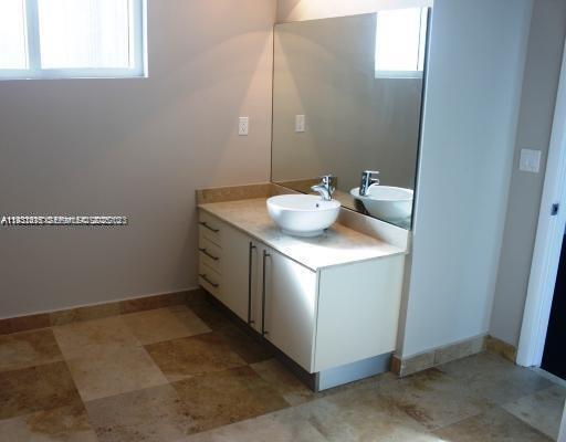 Building Photo - 700 NE 25th St