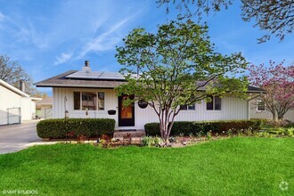 Building Photo - 2206 Oak Ln