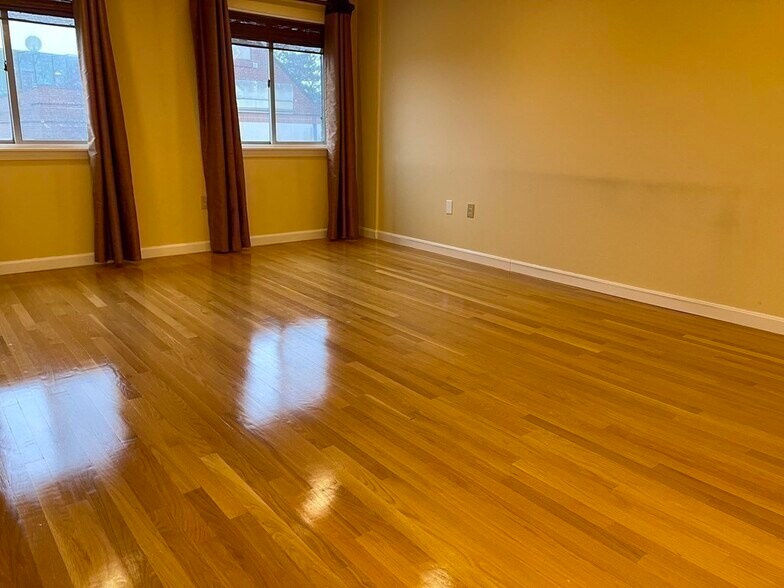 Building Photo - 20 Webster St