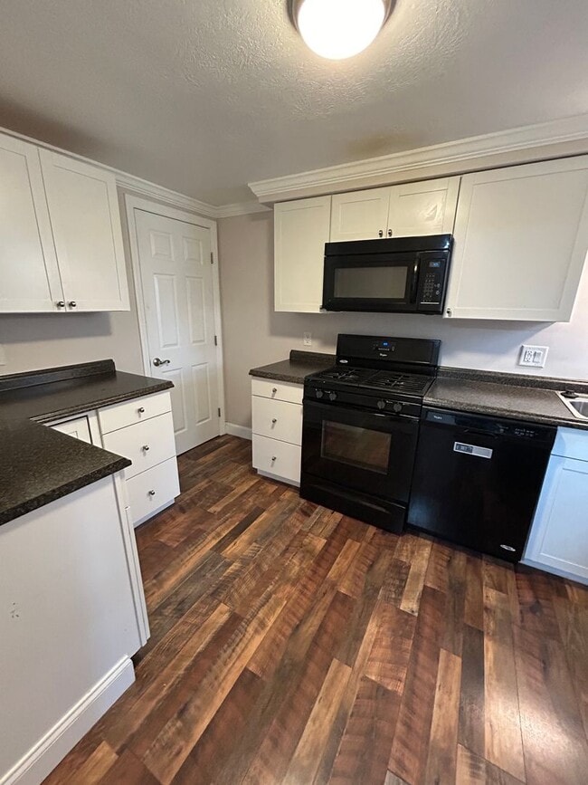 Building Photo - Modern Charm: 2 BR Home with Finished Basement, Pet Friendly, Assigned Parking, and Prime Location!