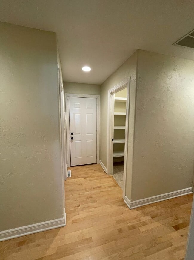 Building Photo - Very spacious 3 bed 2 bath 3 car garage!  ...