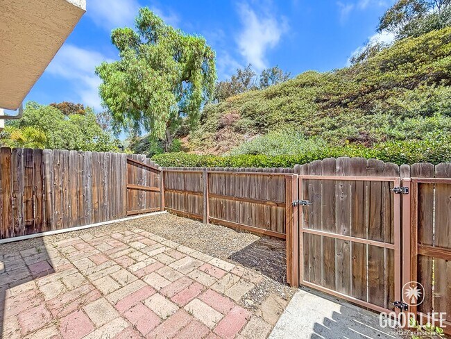 Building Photo - Spacious 3BD/2.5BA Townhouse in UTC W/ 2-C...