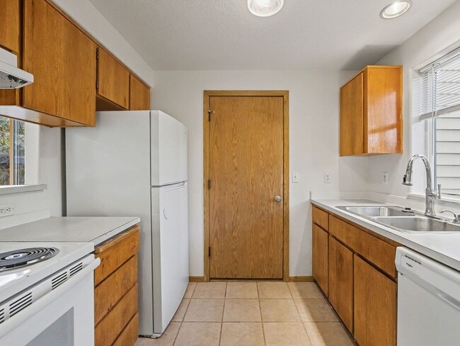 Building Photo - NAVAB02