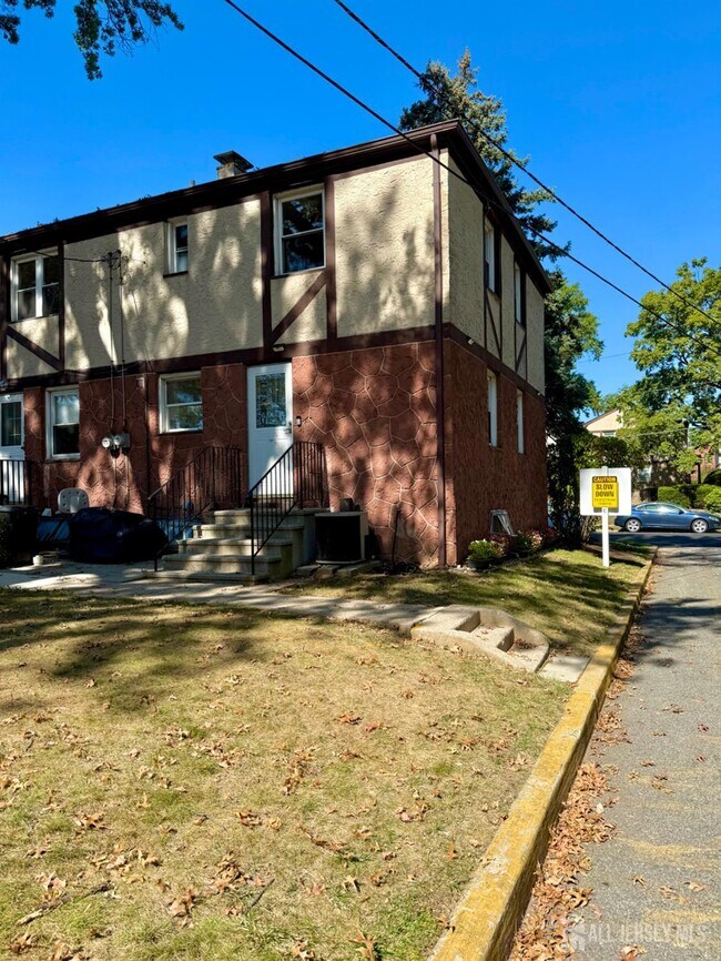 Building Photo - 265 Newman St