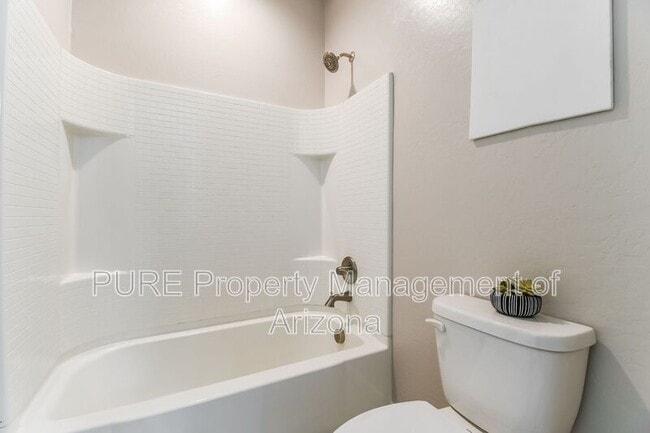 Building Photo - 513 E Yellowstone Pl