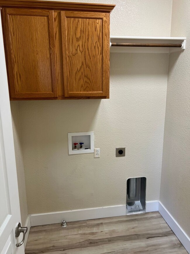 Building Photo - Move in Special $200.00 off first month's ...