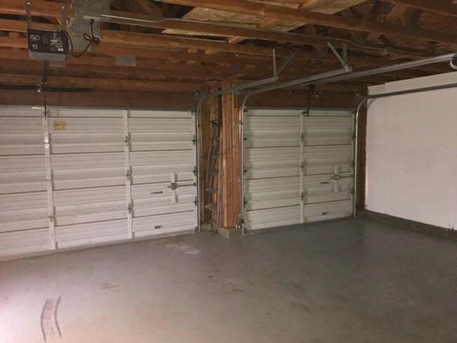 Building Photo - Nice house