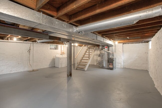 Building Photo - 1020 S 55th St