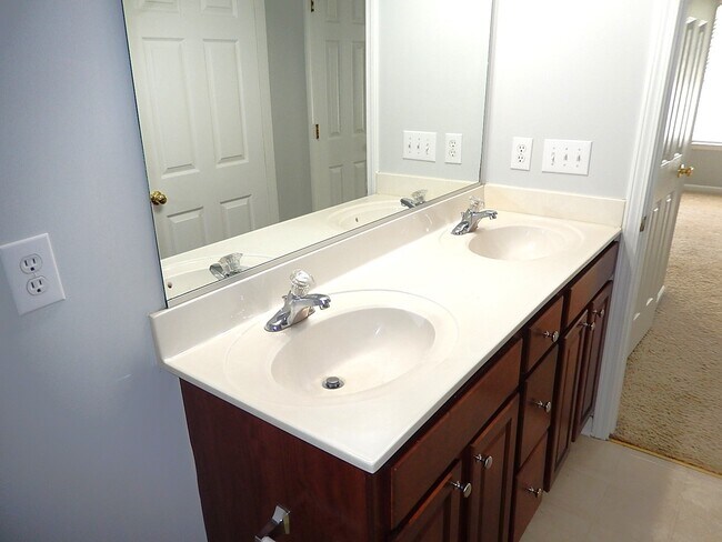 Building Photo - 3335 Archdale Dr