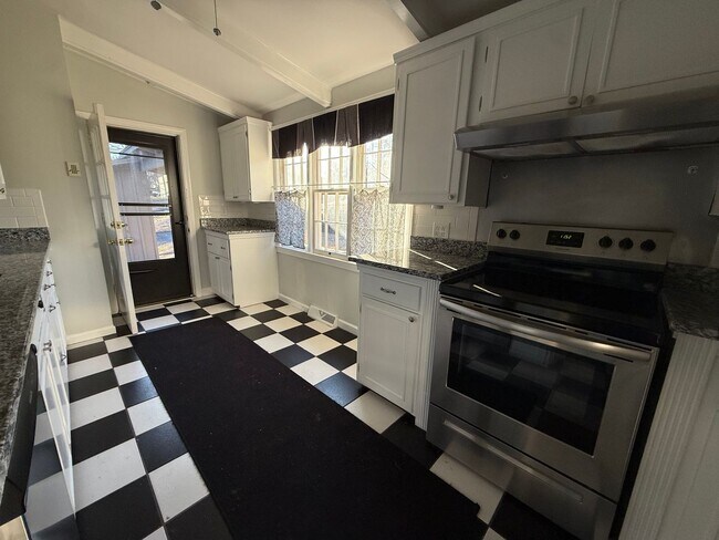 Building Photo - 2 Bedrooms, 2 Bathrooms - Home in Maplewood!