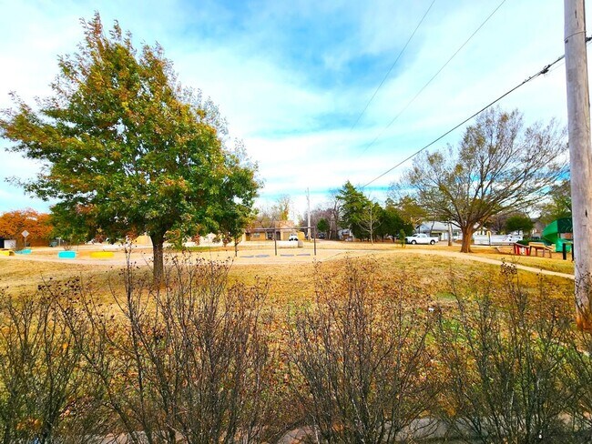 Building Photo - Campbell St Duplex