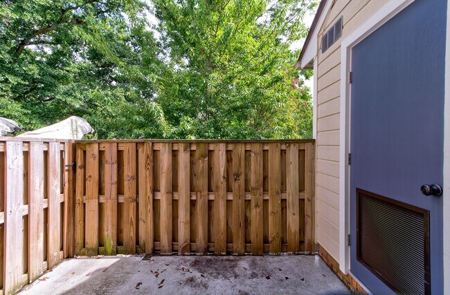 Building Photo - Condo in Tara Court Available for Rent!
