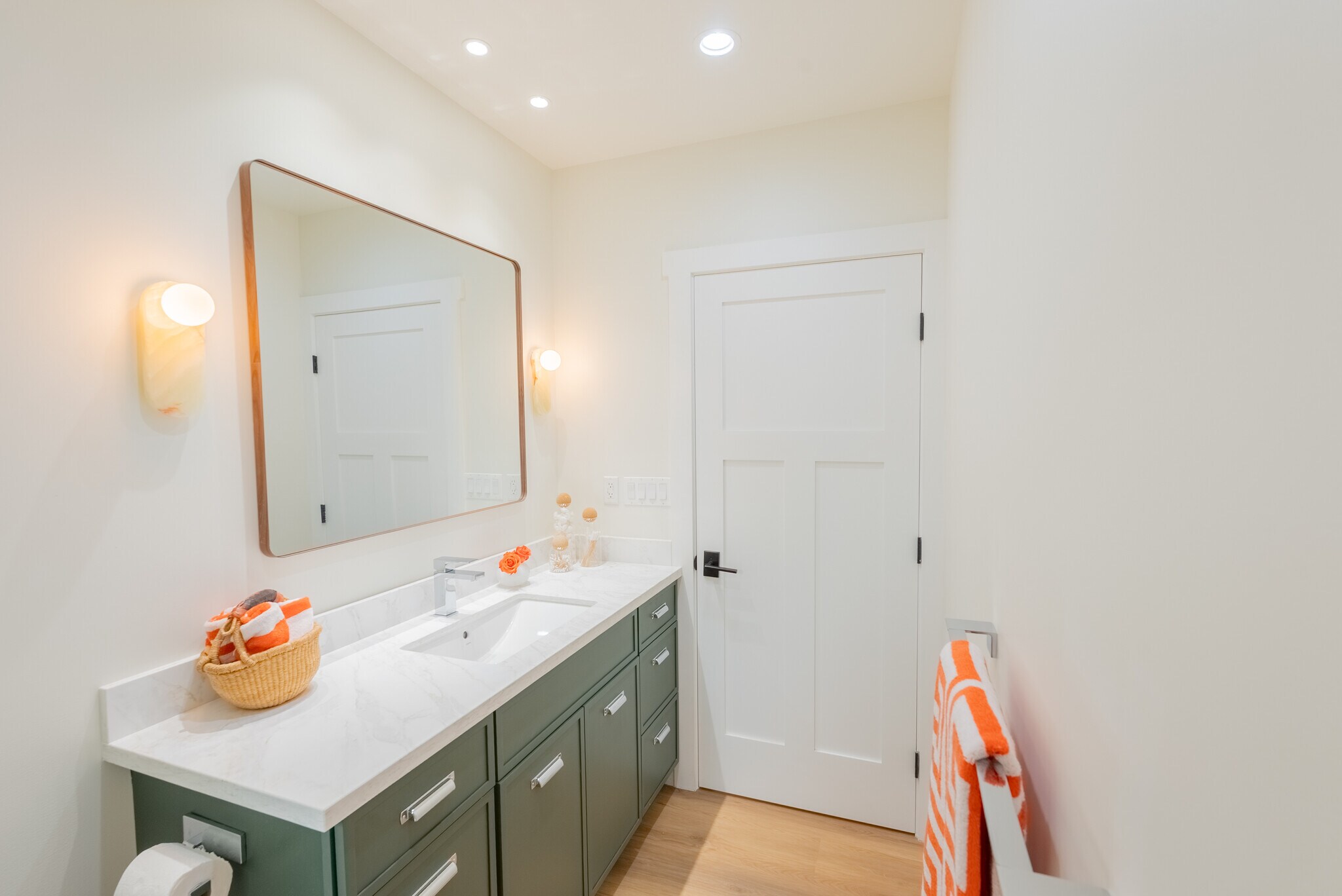 Guest Bath - 14902 Hesby St