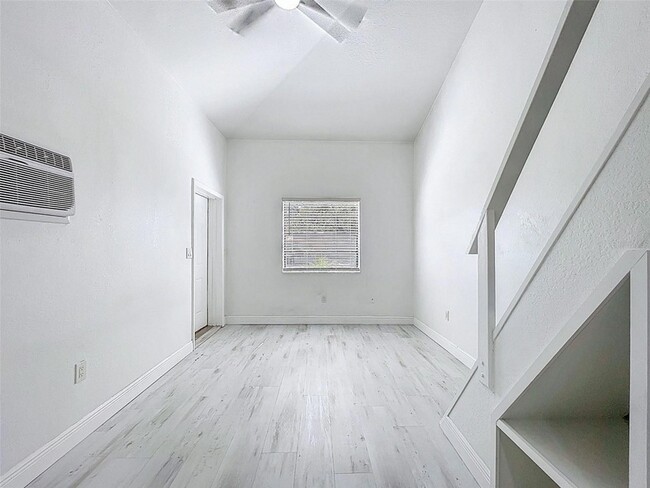 Building Photo - 1600 Pasadena Dr