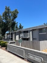 Building Photo - The Oaks at Jornada
