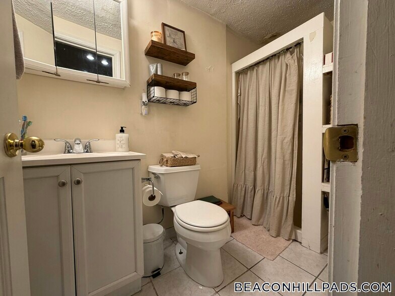 Building Photo - 40 Anderson St