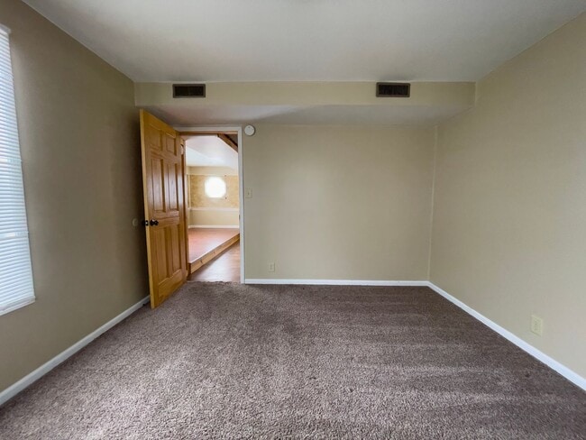 Building Photo - Cozy 2 Bedroom Home! Washer & Dryer Hookups! Large Deck! Spacious Yard!