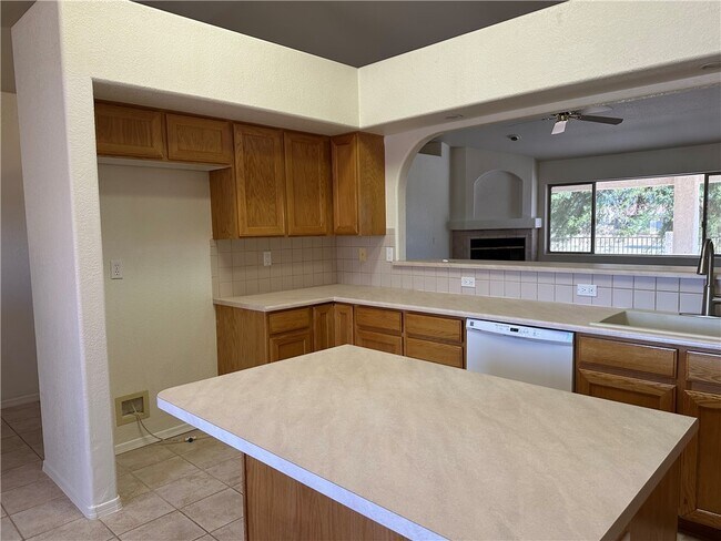 Building Photo - 2100 E Crystal Dr