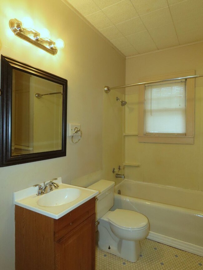 Building Photo - Charming 1 Bedroom, 1 Bath Upstairs Apartment