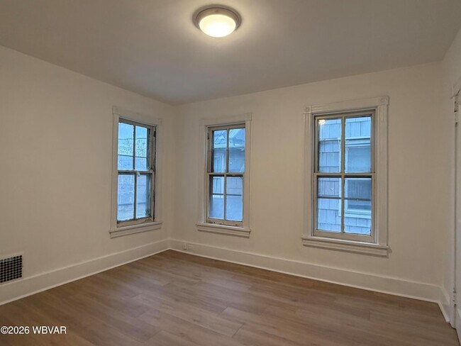 Building Photo - 345 Hastings St