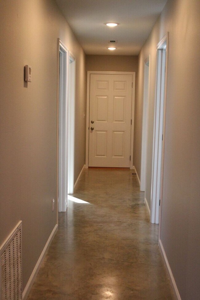 Building Photo - 3 bed, 1 bath Apartment