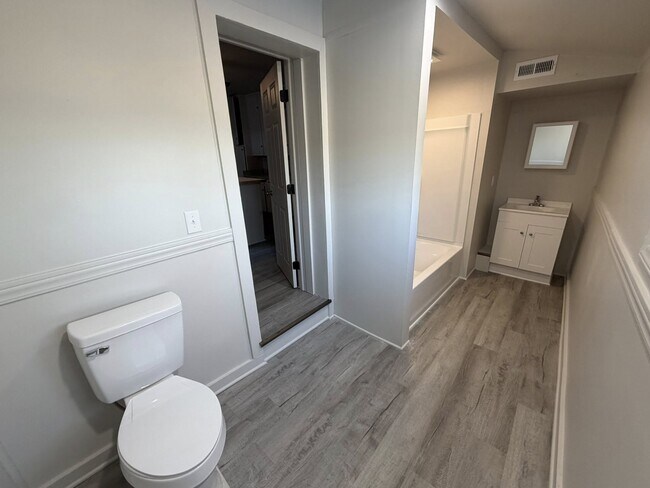 Building Photo - 1015 Eastman St