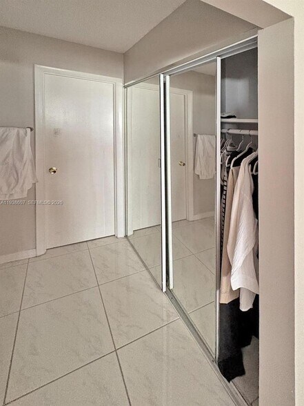 Building Photo - 401 Golden Isles Dr