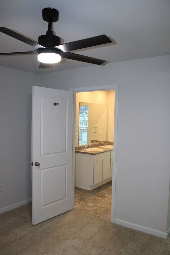 Building Photo - 3 Bedroom 2 .5 Bath Townhome Hephzibah!