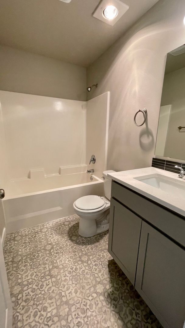 Building Photo - Beautiful 3 Bedroom Duplex with Garage!